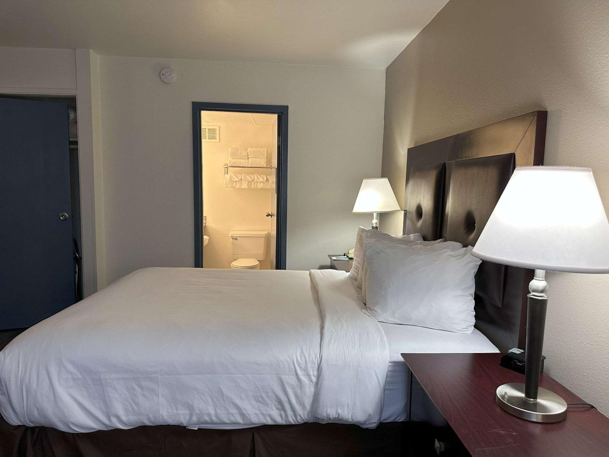 Quality Inn & Suites Everett Exteriör bild