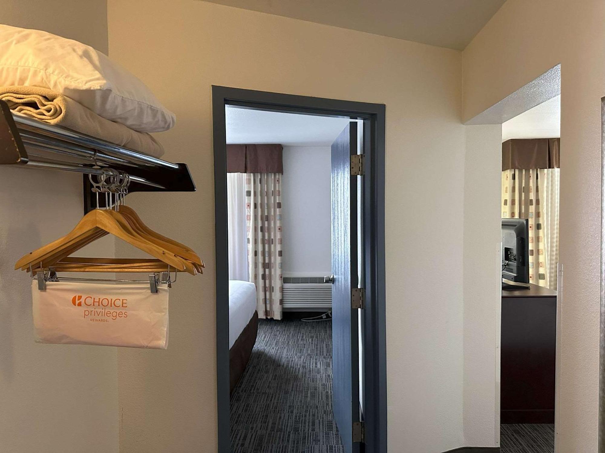 Quality Inn & Suites Everett Exteriör bild